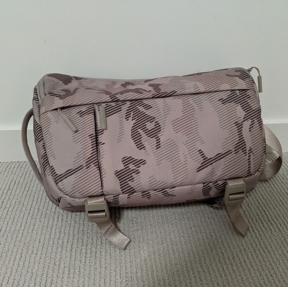 Incase DSLR Sling Pack - Picture 2 of 4